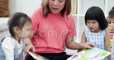 一位白种人的母亲和她的孩子在家里一起看<strong>卡通书</strong>上的滑稽漫画。
